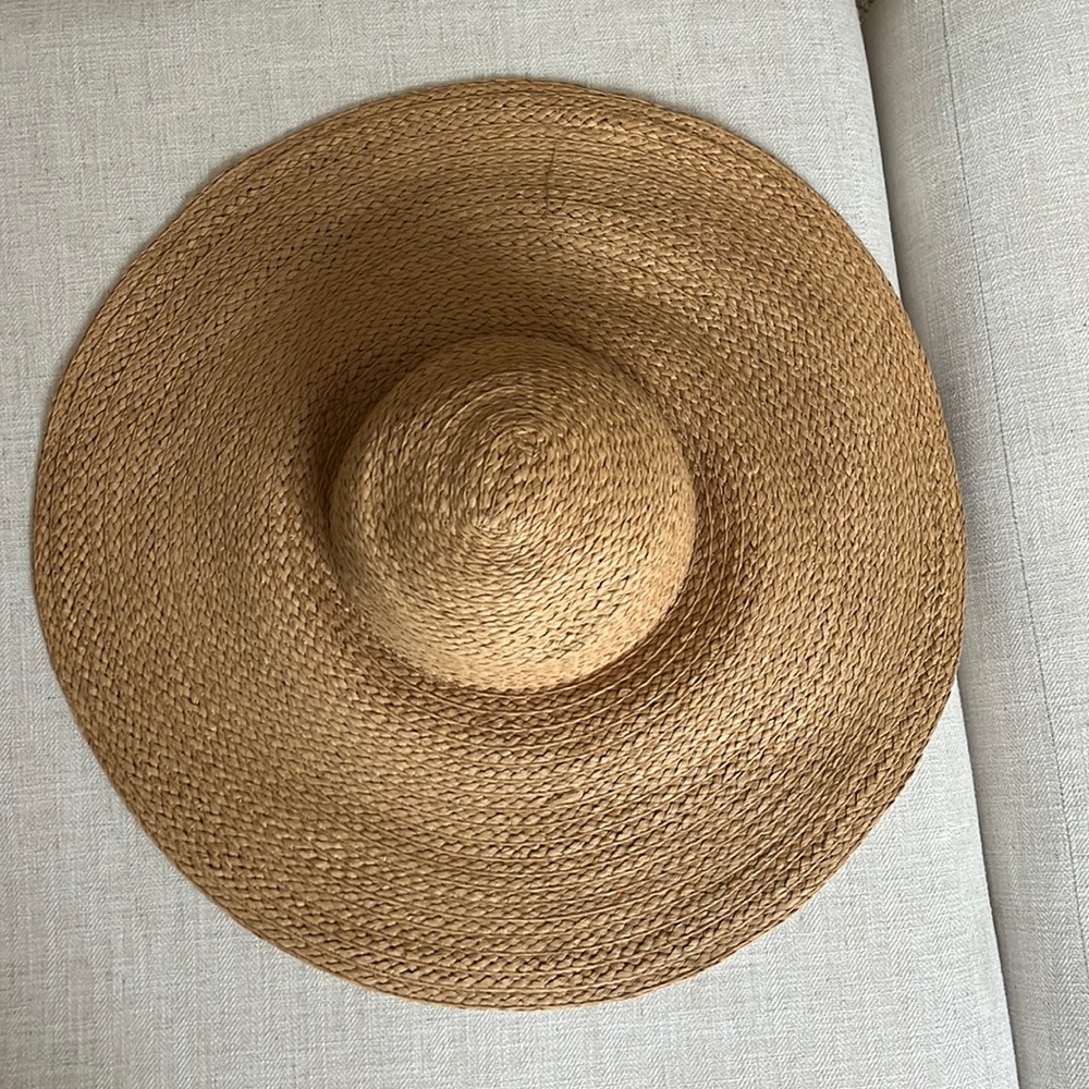 Straw hat, wide rim, v stylish
